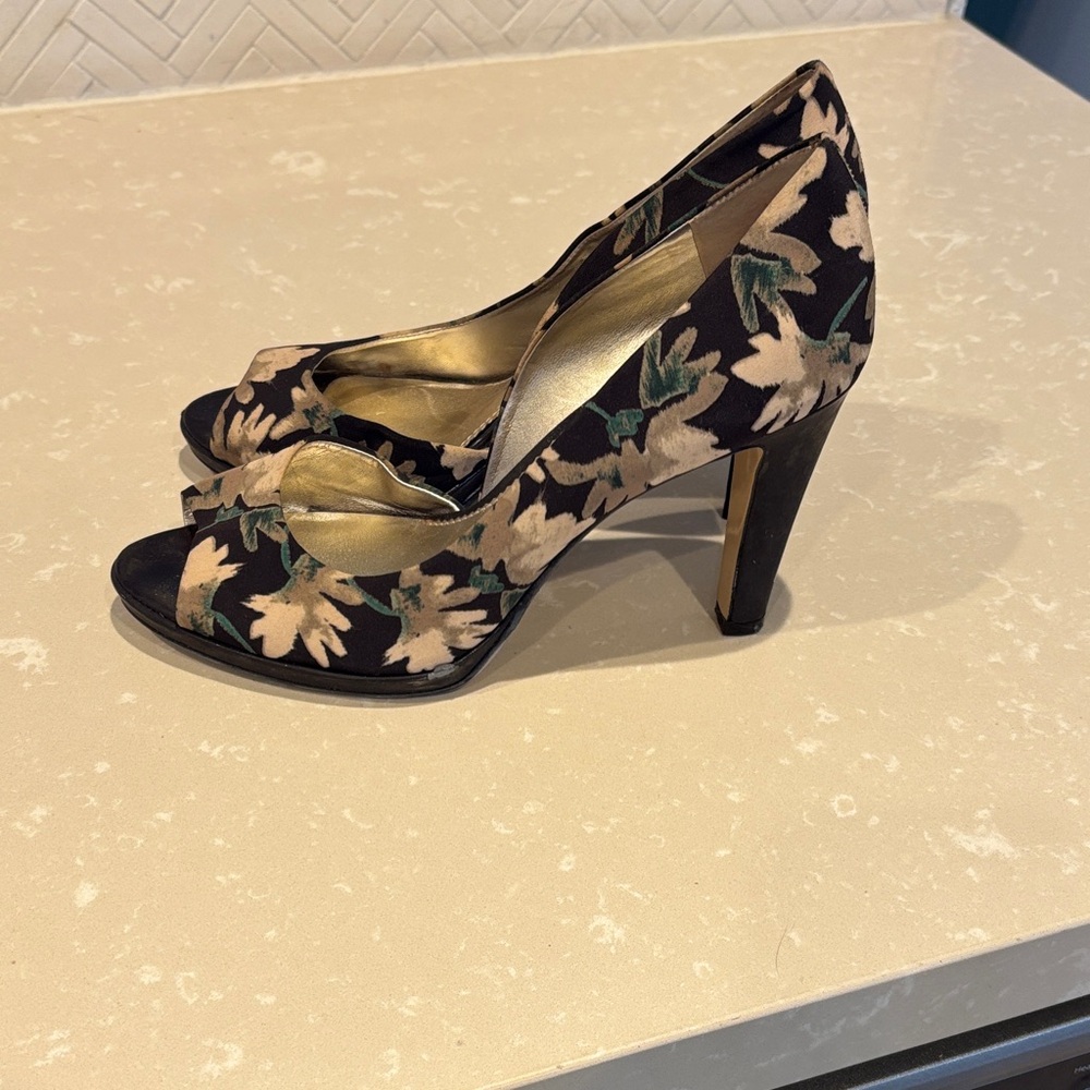 Bandolino Black and Cream Floral Heels